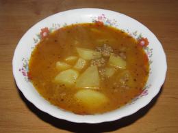 gulášová polévka